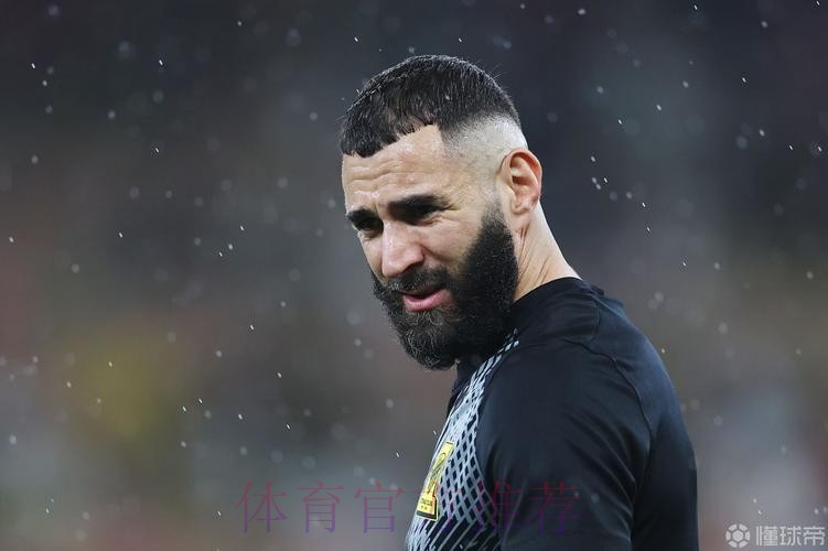 本泽马疑回应争议:狗在叫的时候 我在继续前进